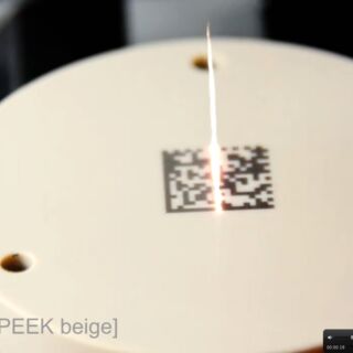 Lasertest Material Kunststoff PEEK Musterbeispiel mit QR-Code | © PiP Laser Technik & Systeme