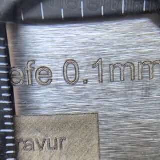 0,1 mm Tiefengravur auf V2A Edelstahl Metall Mopa Laser | © PiP Laser Technik & Systeme